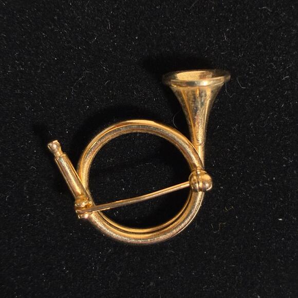 Vintage Dainty French Horn Pin Small Delicate Brooch Gold Tone Musician Band - Picture 2 of 4